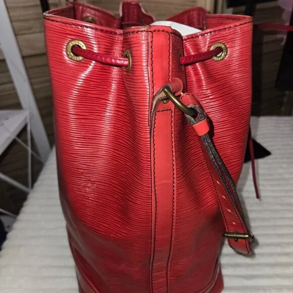 *Authentic* Louis Vuitton Epi Noe with matching wallet - Picture 4 of 16